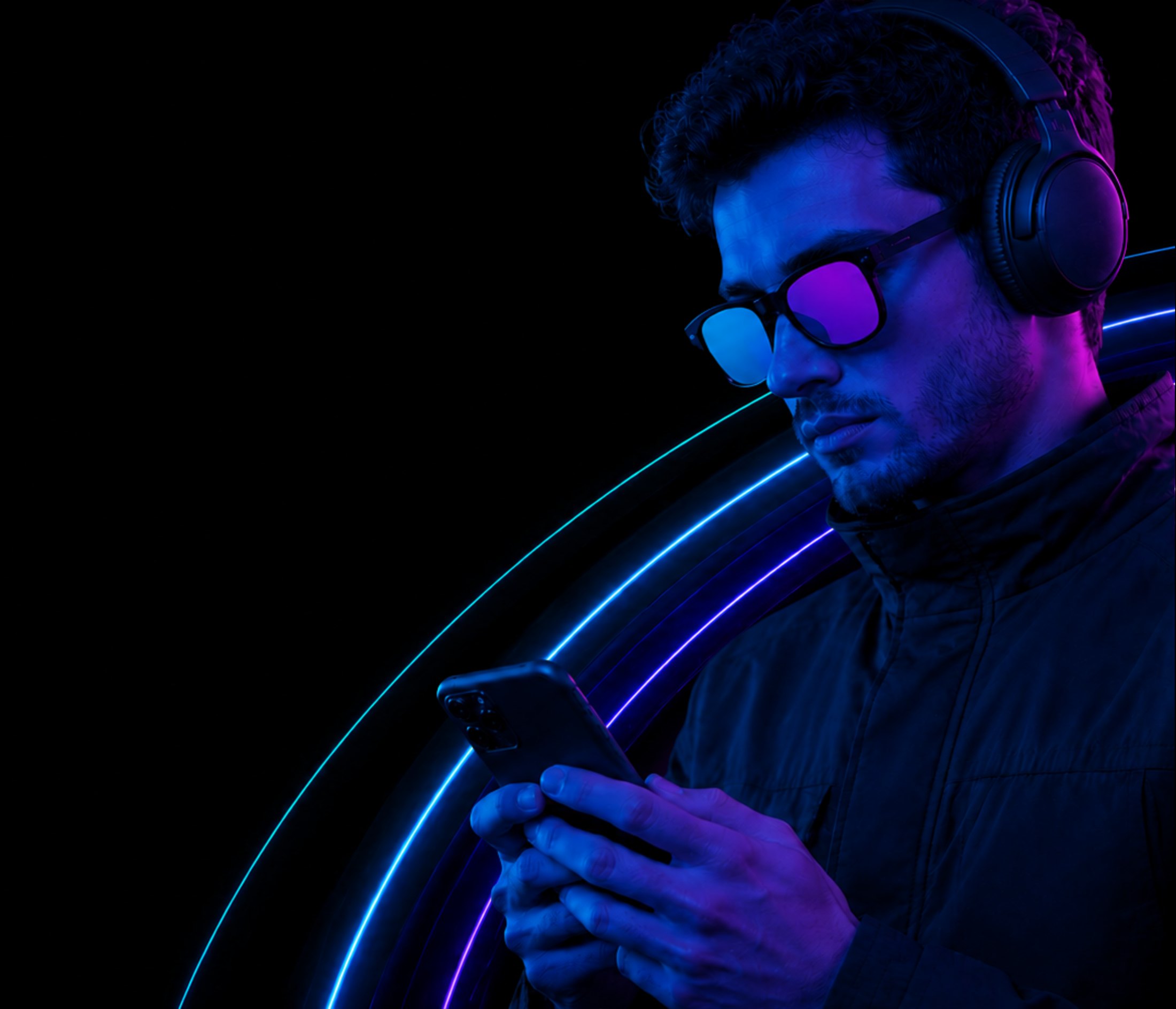 Persona consultando su smartphone, con órbitas de señal detrás